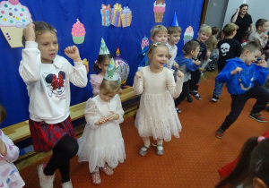 Grupa dzieci stoi obok siebie.