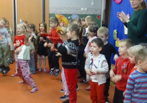 Wspólne zabawy na dywanie.