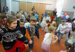 Współne zabawy na dywanie.