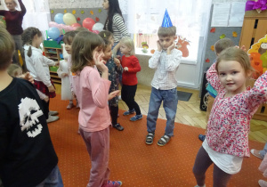 Dzieci podczas zabaw na dywanie.