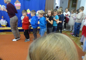 Nauczyciel idzie pierwszy, za nim idą dzieci ustawione jeden za drugim.