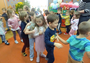 Dzieci maszerują po sali.