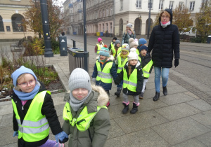 Grupa dzieci idzie podczas wycieczki.