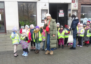 Dzieci stoją przy sklepach.