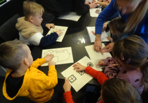 Grupa dzieci podczas zjęć na warsztatach.