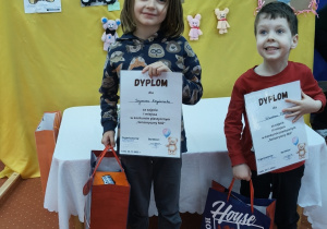 Dwoje dzieci pozuje do zdjęcia.