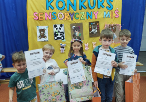 Pięcioro dzieci pozuje do zdjęcia