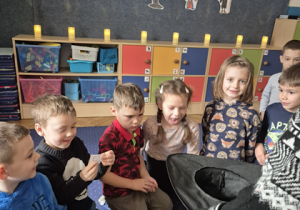 Czytanie wróżb przez dzieci.