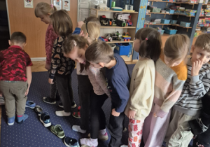 Dzieci stoją jedno za drugim.