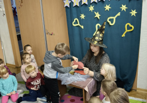 Chłopiec podchodzi do nauczycielki przebranej za wróżkę.