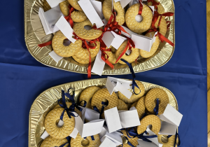 Ciasta z wrózbą na swóch tacach