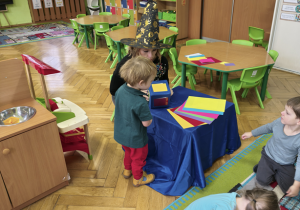 Chłopiec stoi przy nauczycielce przebranej za wróżkę.