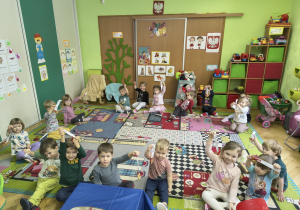 Dzieci trzymają swoje ciastka z wróżbą.