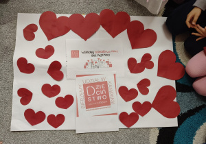 Plakat z czerwonymi serduszkami.