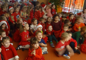 Dzieci oglądają przedstawienie.