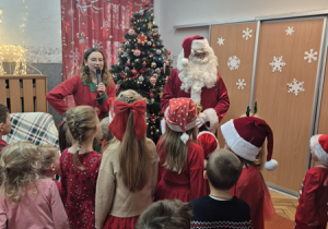 Dzieci witają Mikołaja.