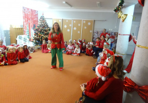 Osoba przebrana za Elfa wita dzieci.