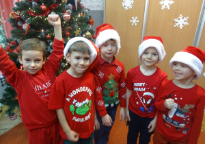 Pięcioro dzieci stoi razem obok siebie.