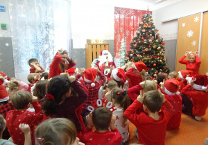 Wspólne tańce Mikołaja, nauczycieli i dzieci.