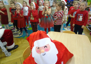 Worek Mikołaja leży na stoliku.