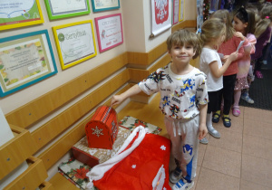 Chłopiec wrzuca list do skrzynki.