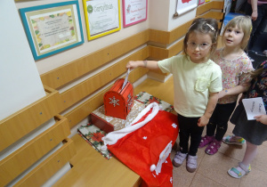 Kolejna dziewczynka wrzuca list do skrzynki.