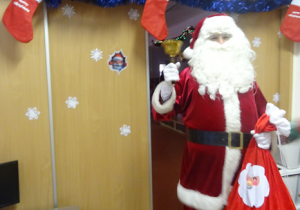 Mikołaj wchodzi do sali.