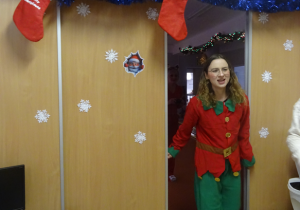 Osoba przebrana za elfa wchodzi do sali.