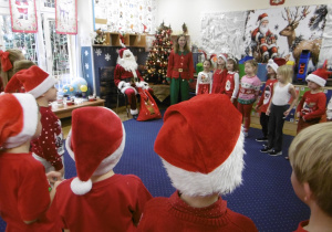Dzieci witają Mikołaja w sali przedszkolnej.