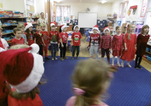 Grupa dzieci wita piosenką Mikołaja.