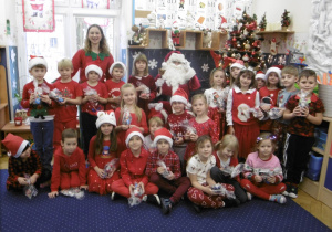 Grupa dzieci stoi razem obok siebie i pozuje do zdjęcia.