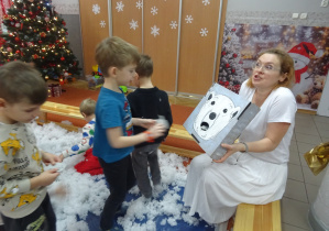 Osoba prowadząca trzyma pudełko tekturowe z namalowanym misiem.