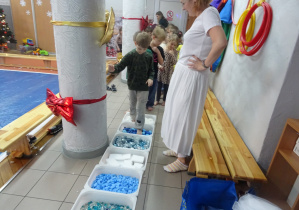 Chłopiec przechodzi po ścieżce ułożonej różnych materiałów.