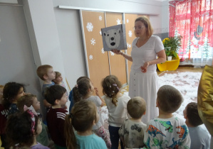 Osoba prowadząca warsztaty opowiada o zwyczajach niedźwiedzi polarnych