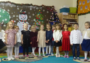 Grupa dzieci stoi przy dekoracji.