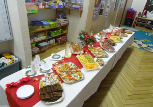 Nakryty stół na poczęstunek wigilijny.