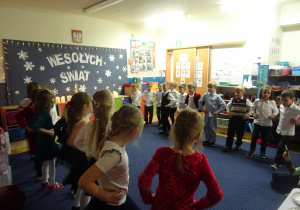 Dzieci podczas występu trzymają się pod boki.