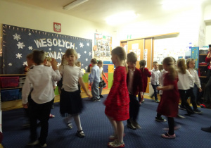 Dzieci tańczą ze sobą.
