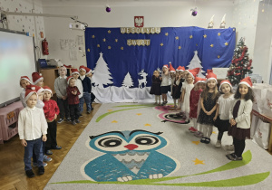 Grupa dzieci stoi na przeciwko siebie.