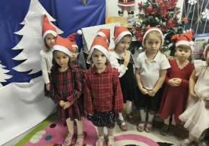 Grupa dzieci stoi obok siebie.