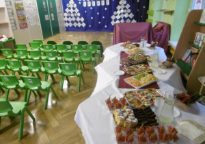 Sala przygotowana do występu światecznego.