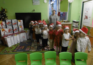 Dzieci podczas występu trzymają się za ramiona.