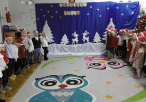 Grupa dzieci stoi na przeciwko siebie.