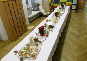 Nakryty stół do świątecznego poczęstunku.