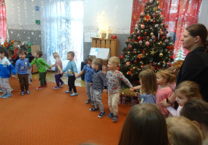 Inna grupa dzieci podczas pląsów.