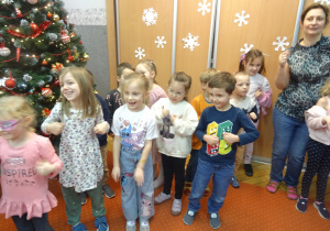 Dzieci stoją obok siebie.