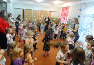 Wspólne tańce na sali.