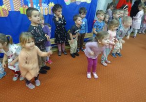 Dzieci podczas zabaw wykonują figurki taneczne