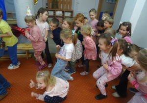 Dzieci wykonują plasy taneczne.