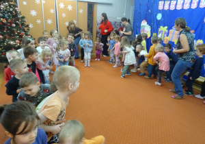 Dzieci i nauczyciele podczas pląsów tanecznych.